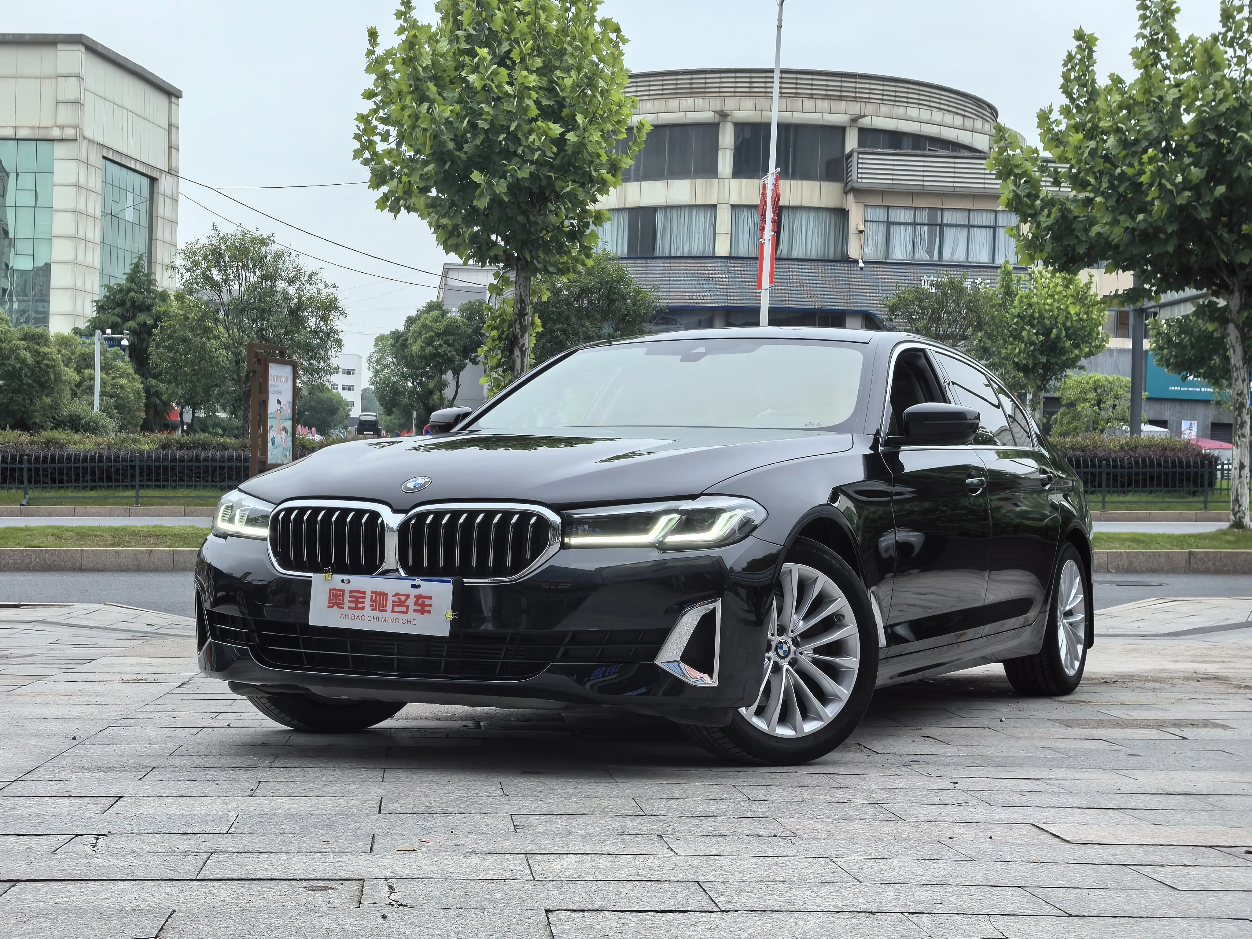 2019 款宝马 525Li 豪华套装，2021 年上牌，3.2 万公里