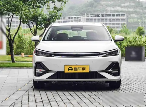 吉利推新车，油耗低到离谱，能撼动比亚迪霸主地位？
