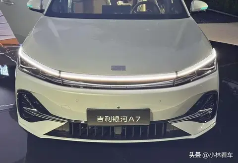 全新吉利银河A7，GEA架构加持，雷神AI电混2.0动力，实拍揭秘！