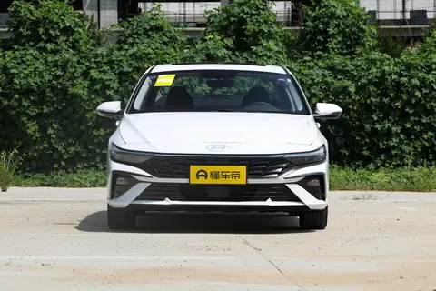 现代也挺不住了,伊兰特降价3万,配1.5T+CVT,油耗5.36L